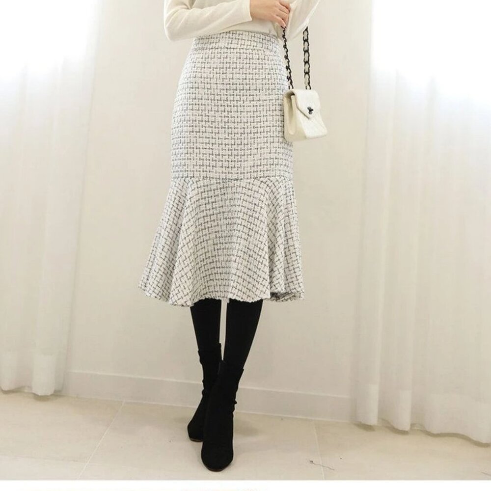 Effortlessly Polished Tweed Mermaid Skirt – Black & White Pattern, Size M